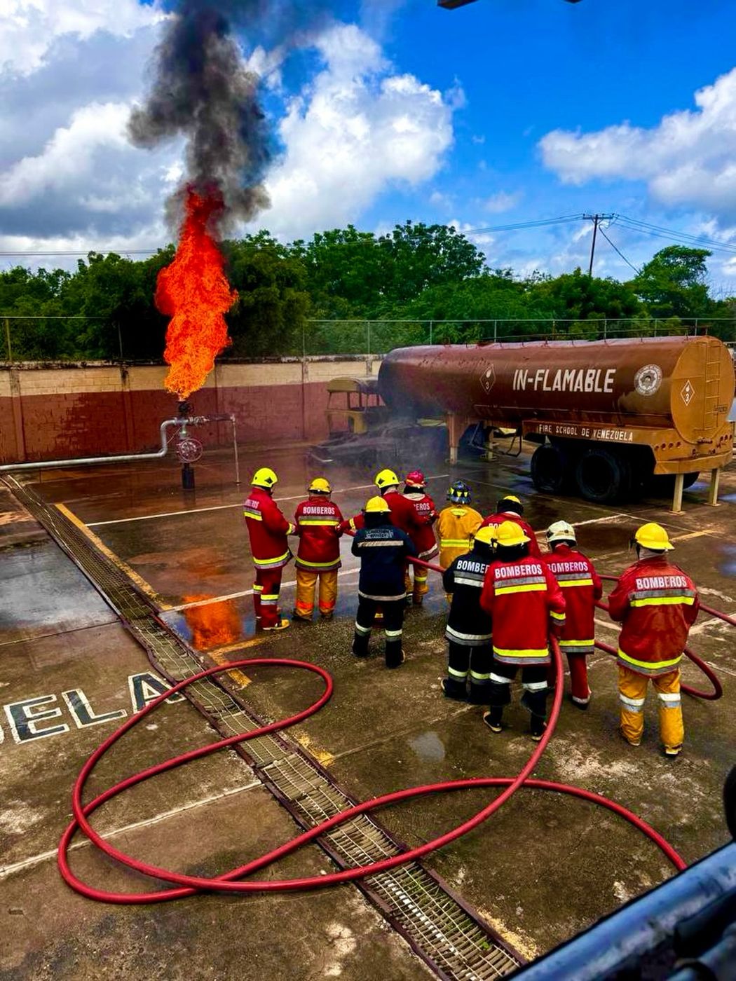 Práctica contra incendio junto a un tanque de combustible